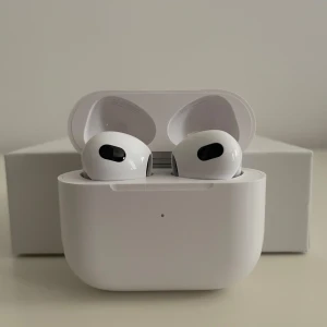 Nya hörlurar, hör av dig för mer information - Nya och testade hörlurar. Laddkabel till hörlurarna kommer med. Fri frakt inom Sverige. Levereras spårbart med PostNord vanligtvis inom 1-3 vardagar för ett tryggare köp. Hör av dig för mer information om hörlurarna eller frågor!. 