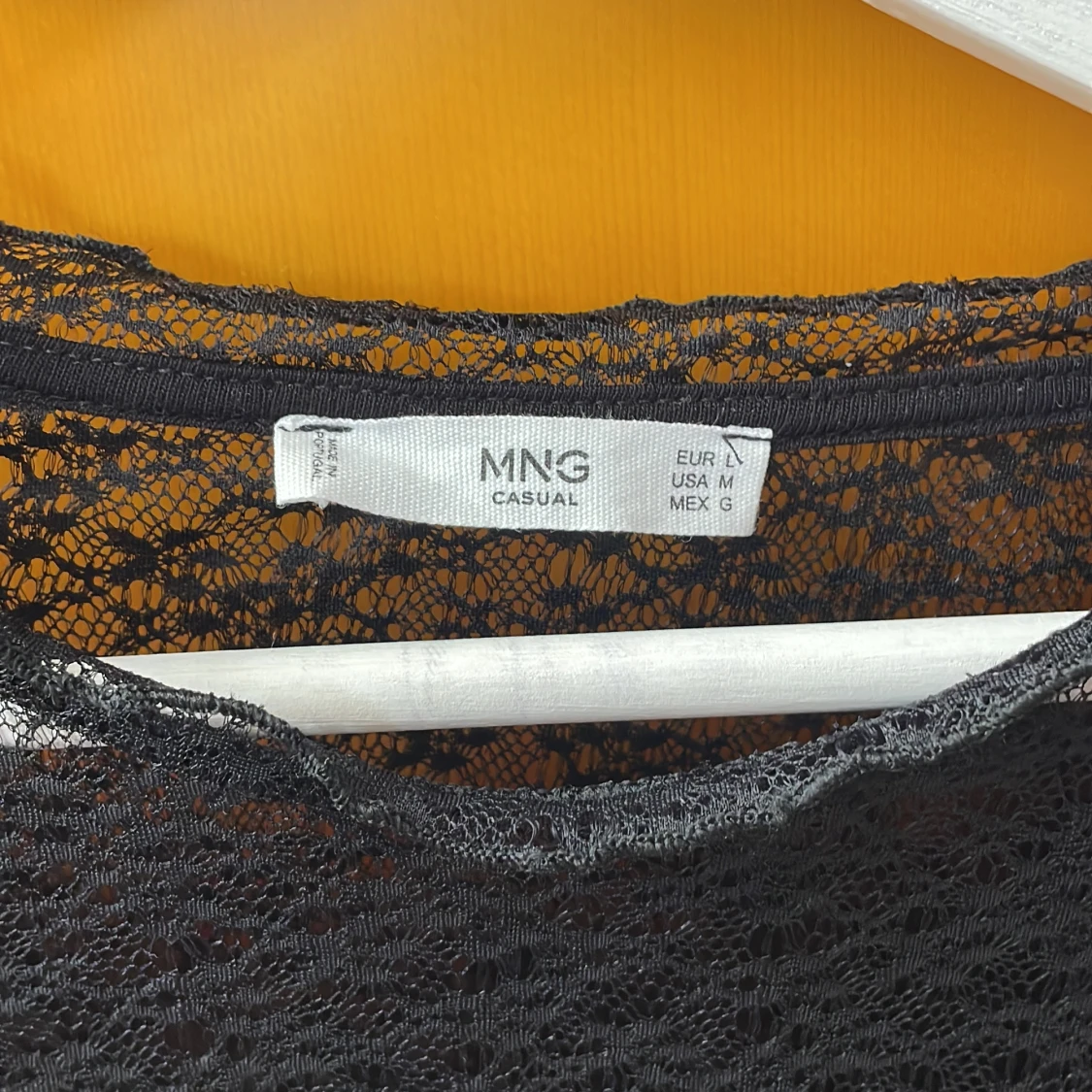 Svart spetsblus med volang från MNG - 1