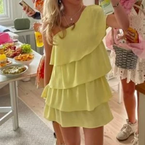 Gul volangklänning zara!!🥹💖 - Superfin ljusgul kortklänning med volanger! Gammal från zara men i bra skick! Skriv gärna innan köp!!💖💖