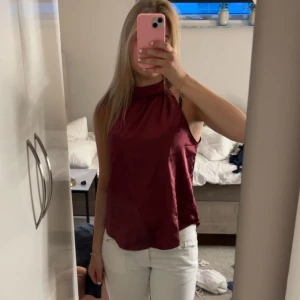 Vinröd ärmlös linnetopp - Säljer denna superfina vinröda toppen i storlek S❤️❤️❤️❤️❤️❤️