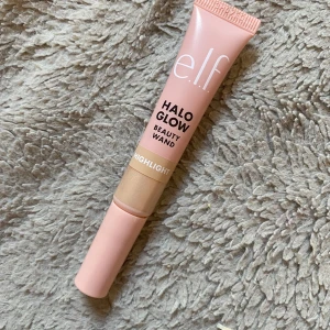 Highliter ELF - Elf highlighter som är ny o öppnad jag provade den på handen för att sedan inse att jag har exakt samma!😭men application är rengjord och den är som salt endast andvänd på handen!❤️fråga gärna om de är något mer nu undrade eller flera bilder❤️💙FÄRG:champagne ✨