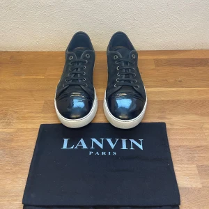 Lanvins skor - Tjena, säljer dessa riktigt fräscha lanvins skorna perfekt nu till sommaren, storlek 42 fitts 43 UK 8, mycket fint skick 8,5/10, dustbag medföljer vid köp// hör av er vid eventuella funderingar🍾🍾