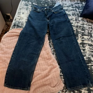 Sweet SKTBS blå skate jeans XXS - Baggy blåa skate jeans från Sweet SKTBS i modellen Sweet Big Skate Jeans. Tillverkade i 100% bomull med klassisk femficksdesign och raka ben. Perfekta för dig som gillar loose fit och streetwear-vibe.