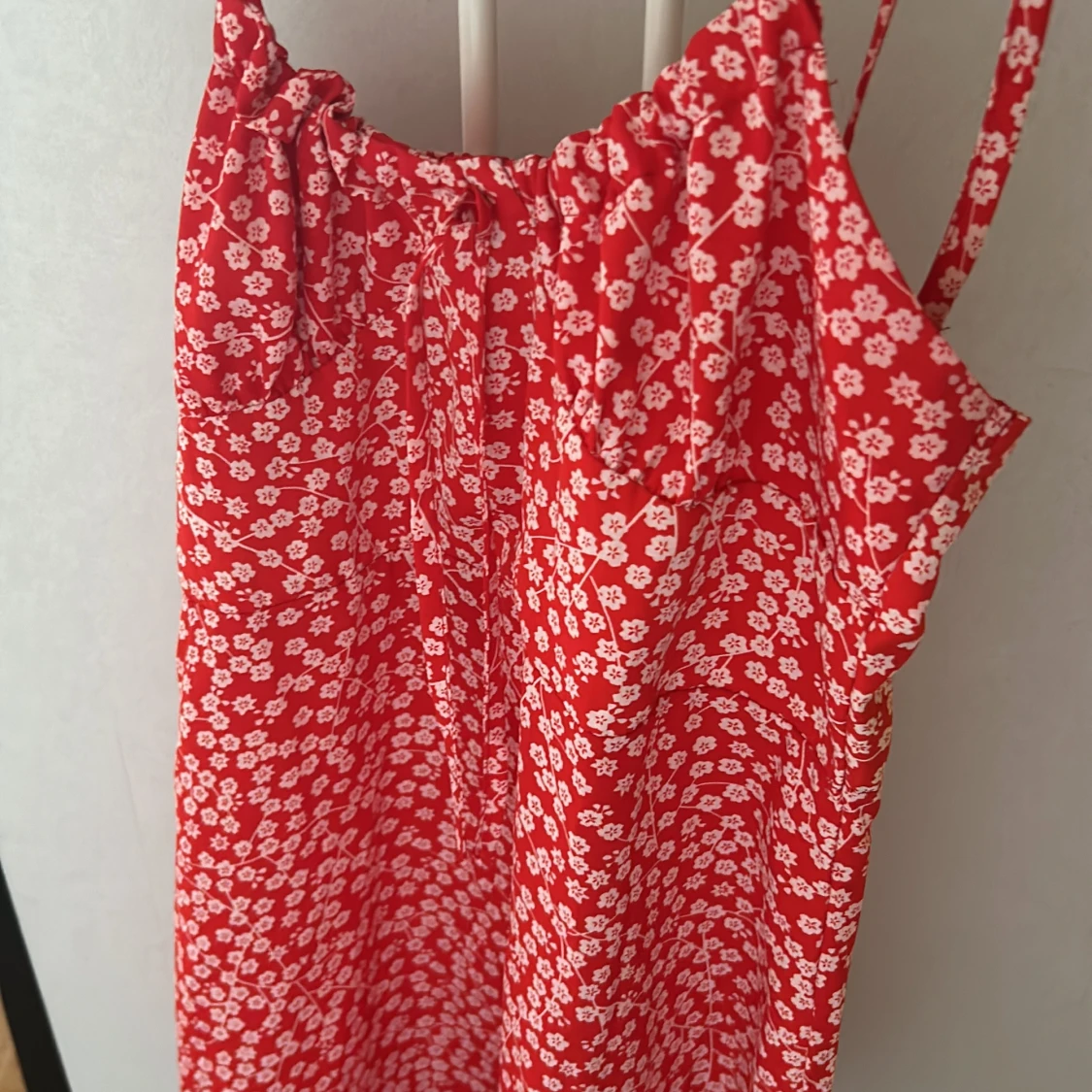 Röd blommig sommarklänning med knyt - 1