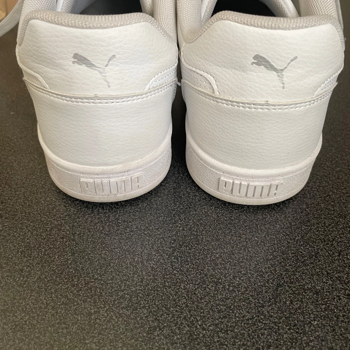 Vita sneakers från Puma i skinn - 3