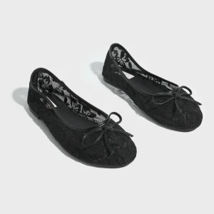 Svarta ballerinaskor i spets  - Snygga svarta ballerinaskor med spetsdetaljer och en söt rosett framtill från Nelly. Skorna är helt nya kvar i lådan. Säljer då de inte längre går att skicka tillbaka. Nypris 349kr