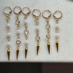 Guldörhängen  - Mina handgjorda guldörhängen, de finns i olika längder och designers. Skriv innan köp så jag vet vilka du vill ha 💘💘 Par : 99 kr | Enskillt : 60 kr 🌟🌟 