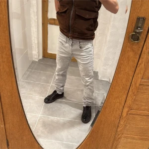 Replay jeans  - Säljer nu dessa Replay jeansen i modellen Anbbas (slim fit) jeansen är i mycket bra skick. Storlek W31 L32. Priset inte hugget i Sten skriv vid frågor eller funderingar 