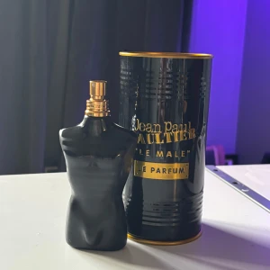 Jean Paul Gaultier - JPG le male.    Har använt den väldigt sällan eftersom jag har en liknande. Som ny!