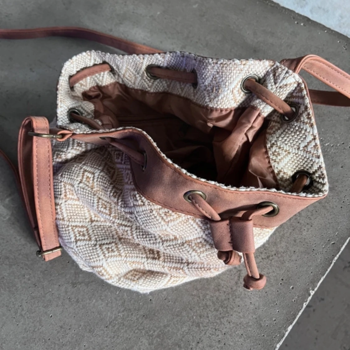 Handväska med platt botten - 1