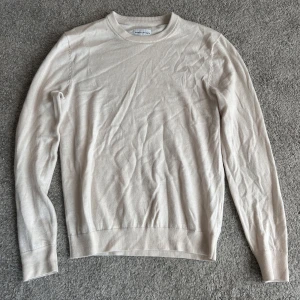 These Glory Days - Superior Merino Tröja - Stilren och lyxig merinoullströja från These Glory Days. Superior Merino-modell, samma skick på denna som i affär. Nypris 600 kr. Sparsamt använd. Inga skador eller noppor. Perfekt för dig som gillar snygga kläder 