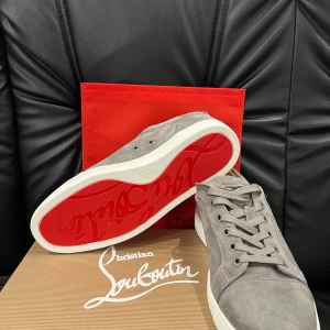 Grå Christian Louboutins - Säljer dessa feta loubsen i storlek 43 men passar även 44. De är lite för stora för mig. Var i nyskick första bilderna, nu fortfarande det i princip bara lite smutsiga (se sista bilden). Väldigt sparsamt använda. Dustbag, kartong osv ingår. Skriv vid mer frågor.