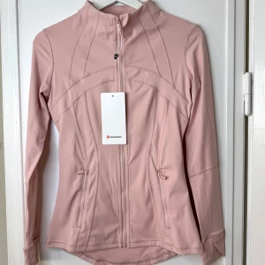 Lululemon Define Jacket Rosa  -  Lululemon Define Jacket – Rosa (Storlek S / 2) Helt ny med tagg kvar, endast provad. Slim fit med 4-vägsstretch. En av Lululemons mest populära modeller!  Pris: 1200 kr Skicka meddelande vid intresse.😁 