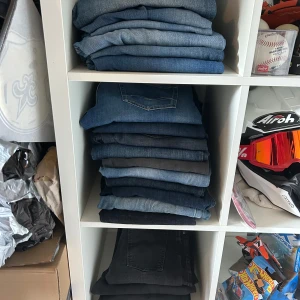 Nudie jeans, Replay jeans, Lee jeans, Levi’s jeans, Tiger of Sweden jeans - Säljer nu alla möjliga sorters jeans. Allt från Replay, Nudie, Lee, Tiger of Sweden tilll Levi's. Storlekar W28-34 och L30-34 Priset kommer vara mellan 299-599kr beroende pa vilka jeans du är ute efter Ju fler du väljer att köpa, desto billigare priset kommer att vara. Bara att höra av er vid minsta frågor eller funderingar. ⚠️ KÖP EJ DENNA ANNONS OM INTE DU VILL FÄ NÄGRA OFF-BRANDED JEANS ⚠️