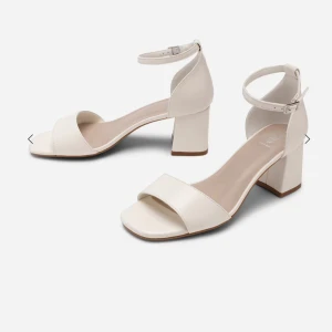 Vita klackar  - Säljer dessa superfina och somriga vita klackar som passar till det mesta! Remmen som sitter runt är justerbar. De är endast använda en gång och är därför i väldigt bra skick🩷Skriv om du har frågor! 