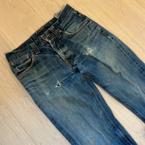 Selvedge Nudie Jeans co - Sjukt feta Nudie jeans av Selvedge denim.De har andvänts under flera år och har en galen wash.Storleks lappen har åkt av men midjemåttet är 37 cm och ytterbenslängden är 105 cm.Buda gärna!