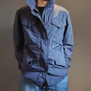 Save the duck field jacket - Aldrig använd! Köpt för 1700 (kvitto finns) helt plötsligt var det för sent för att lämna tillbaka. Strl S men skulle säga att det är M, då den är alldeles för stor för mig! Kan sänka priset vid snabb affär. Hör av dig vid minsta fundering😊