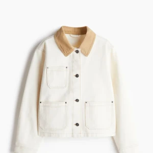 Vit/crème jacka med manchesterkrage S - Jacka från H&M i bomullsdenim kontrasterande krage i ljusbrun manchester. Jackan har tre stora fickor framtill, knappar hela vägen och raka ärmar. Jättefin! Aldrig använd bara testad. Storlek small. Slutsåld på h&m , köptes för 499kr