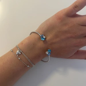 Caroline Svedbom armband - Helt oanvänt populärt armband från Caroline Svedbom💕 Modellen är ”Isa bracelet rhodium/ aquamarine combo”! Slutsålt på hemsidan, nypris 795🫶🏻