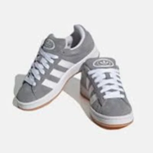 Grå adidas Campus sneakers mocka - Snygga grå adidas Campus sneakers i mocka med klassiska vita ränder och vit sula. Dem är som nya då jag bara har andvänt dem fåtal gånger.