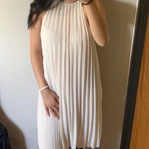 Sommarklänning  - Sommarklänning i smuts rosa/beige från hm storlek XS. Jättefin, lite genomskinlig💓