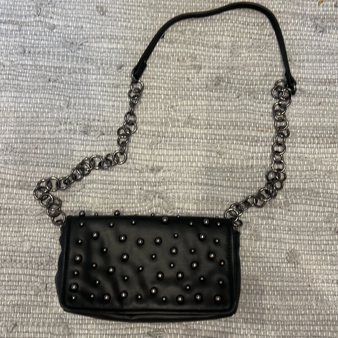Svart axelväska med nitar från Zara