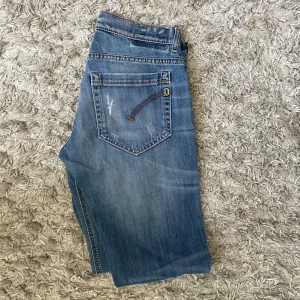 Blå skinny jeans från George - Dondup ’George’ jeans! | Size: W32. Skriv till mig för exakta mått. | Skick: 9/10, nya! | Pris: 649kr | Nypris 2999. Skriv vid frågor & funderingar. 