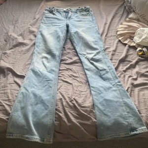 Ljusblå lågmidjade bootcut jeans Gina Tricot - Snygga ljusblå lågmidjade bootcut jeans från Gina Tricot i klassisk denim. Jeansen har fem fickor, normal midja och vida ben som ger en retro vibe. Det finns inte längre och jag säljer dem då de inte används💕 Ordpris. 299kr nypris. 120kr