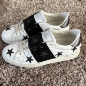 Valentino sneakers med svarta stjärnor - Säljer mina valentino skor i väldigt bra skick, box och snören ingår 💕