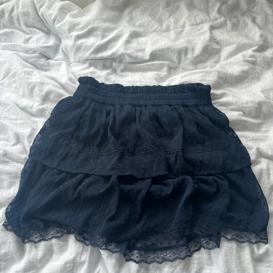 Mörkblå volangkjol från Vero Moda