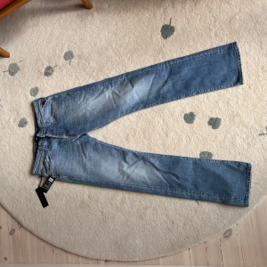Replay jeans Waitom regular fit  - Helt nya jeans. Aldrig använt jeansen och de har fortfarande kvar alla lappar. Det är storlek 29 och längd 32. Säljer de för att de är för långa för mig.