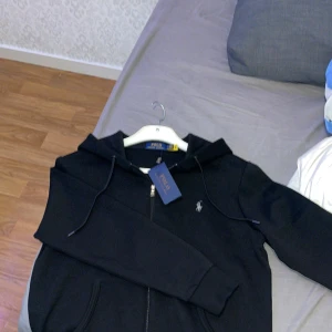 Polo Ralph lauren zip up - Har nyligen fått denna tröjan i födelsedagspresent men jag säljer den då den var för stor. Jag har bara testat den en gång och den är helt ny