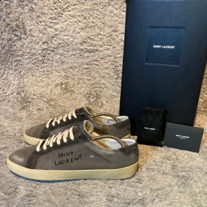 Saint Laurent skor  - Säljer nu ett par tvärfeta och unika gråa saint Laurent skor. Dessa är i skicket 8/10. Vid köp tillkommer skorna!. Hör av dig vid minsta fråga eller fundering🙌