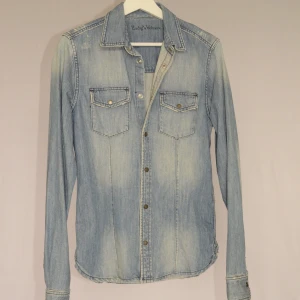 Zadig & Voltaire Jeansskjorta  - ZADIG & VOLTAIRE JEANSSKJORTA  Storlek : S  Passform : Normal  Mått : A = 46CM - B = 68CM  Användning : Väldigt fint skick utan defekter  Nypris : Cirka 2600SEK