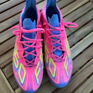 Fotbollsskor Adidas - Adidas F50 Elite storlek 44! Använda max 7 gånger de är i toppskick, endast lite smutsiga pga spel på gräs. Originalbox och nya originalsulor medföljer