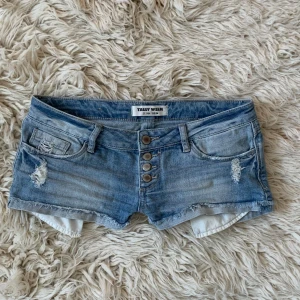 Lågmidjade jeansshorts  - Så sjukt fina! Midja rakt över:ca 37 cm💞 kolla ifall andra annonsen utan gratis frakt är såld innan du trycker på köp nu tack!