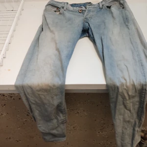 Ljusblå slim jeans från H&M 31/32 - Säljer ett par ljusblå slim fit jeans från H&M i storlek 31/32. Jeansen har låg midja och klassisk femficksdesign. Tillverkade i bomull med en snygg tvättad look och smal passform hela vägen ner.