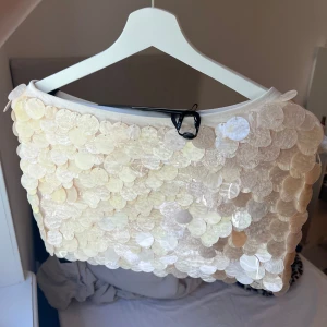 White fox Ariel Mini cream Shell skirt - Jag säljer denna cream/pärlemor färgade mini kjolen🤩. Den är så fin men tvärr för stor för mig. Den är helt ny med prislappar kvar. Den är stretchig 💖