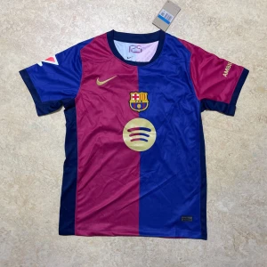 Barcalona Tröja - Säljer denna snygga barca tröjan men lamine yamal på ryggen! Tröjan är lite vikt på ryggen men går att fixa lätt! Men har ni frågor eller är intresserade är det bara att höra av sig!