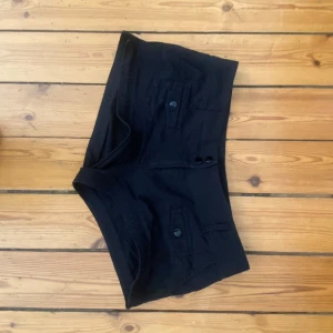 Svarta  shorts  - Garderobsrensning pågår! 👗 Shoppa loss bland en massa fina plagg  Kika in på min sida, så kanske du hittar något mer du gillar!   Har du frågor om ett plagg? Tveka inte att höra av dig!  (OBS: Kan tyvärr inte ta bilder med plaggen på.)                Står storlek 38 men skulle mer säga s-36