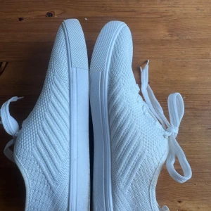 Sneakers, Vit, EUR 38 - Bekväma vita sneakers med snörning. Perfekt för vardagsbruk.