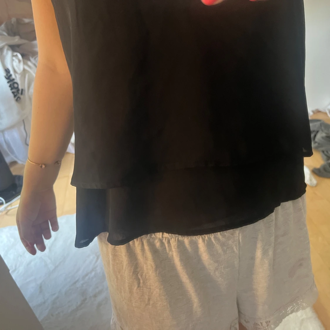 Svart linnetopp med tunna axelband - 2