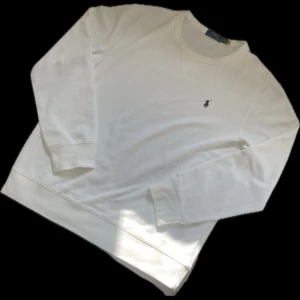 Ralph Lauren tröja - säljer en as snygg Ralph lauren tröja i väldigt bra skick, tröjan är storlek L men passar mer som m (enligt mig) pris kan diskuteras.