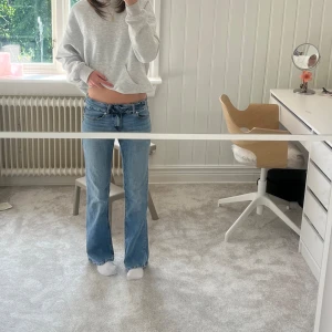 Ljusblå bootcut jeans låg midja - Säljer nu mina snygga bootcut jeans från Gina Tricot!💖Väldigt fin färg och cool detalj längs midjan! Köpte de för 500kr, använt ca 5-6 ggr. Strl.32! Jag är 168/169cm lång! 