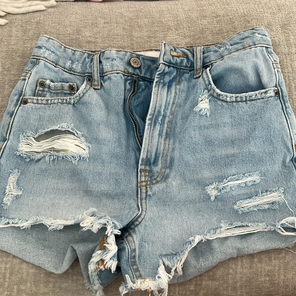 Ljusa slitna jeansshorts från Zara