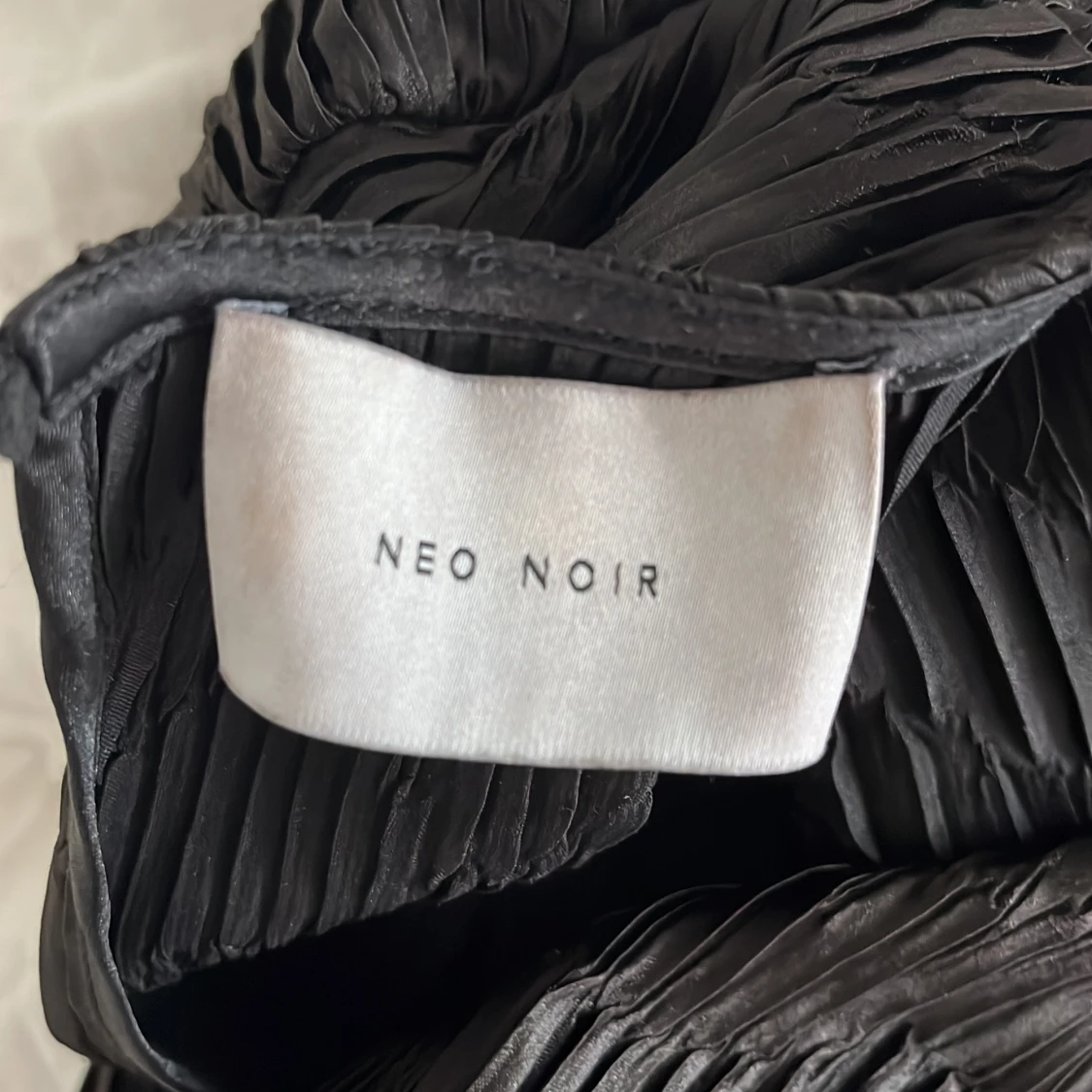 Svart plisserad topp från Neo Noir - 3