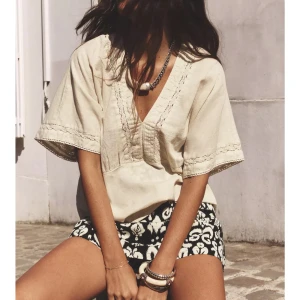 Linne blus med spetsdetaljer från Zara - Helt ny, endast testad, nypris 379☺️