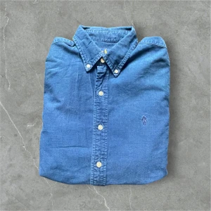 Mörkblå skjorta från Ralph Lauren - Snygg mörkblå skjorta från Ralph Lauren / skick 9/10 / storlek S / Nypris ca 1700kr / kontakta mig via intresse eller annat och pris kan väl diskuteras!😊🙏