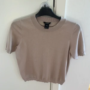 Beige stickad kortärmad tröja Lindex XS - Säljer denna beige tröja från Lindex i Xs💓