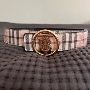 Burberry bälte - Oanvänt, pris kan diskuteras vid snabb affär. 115 cm.